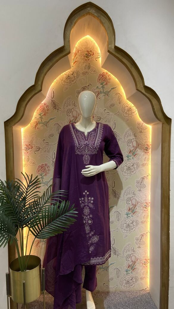 Embroidered Slitted Kurti Set